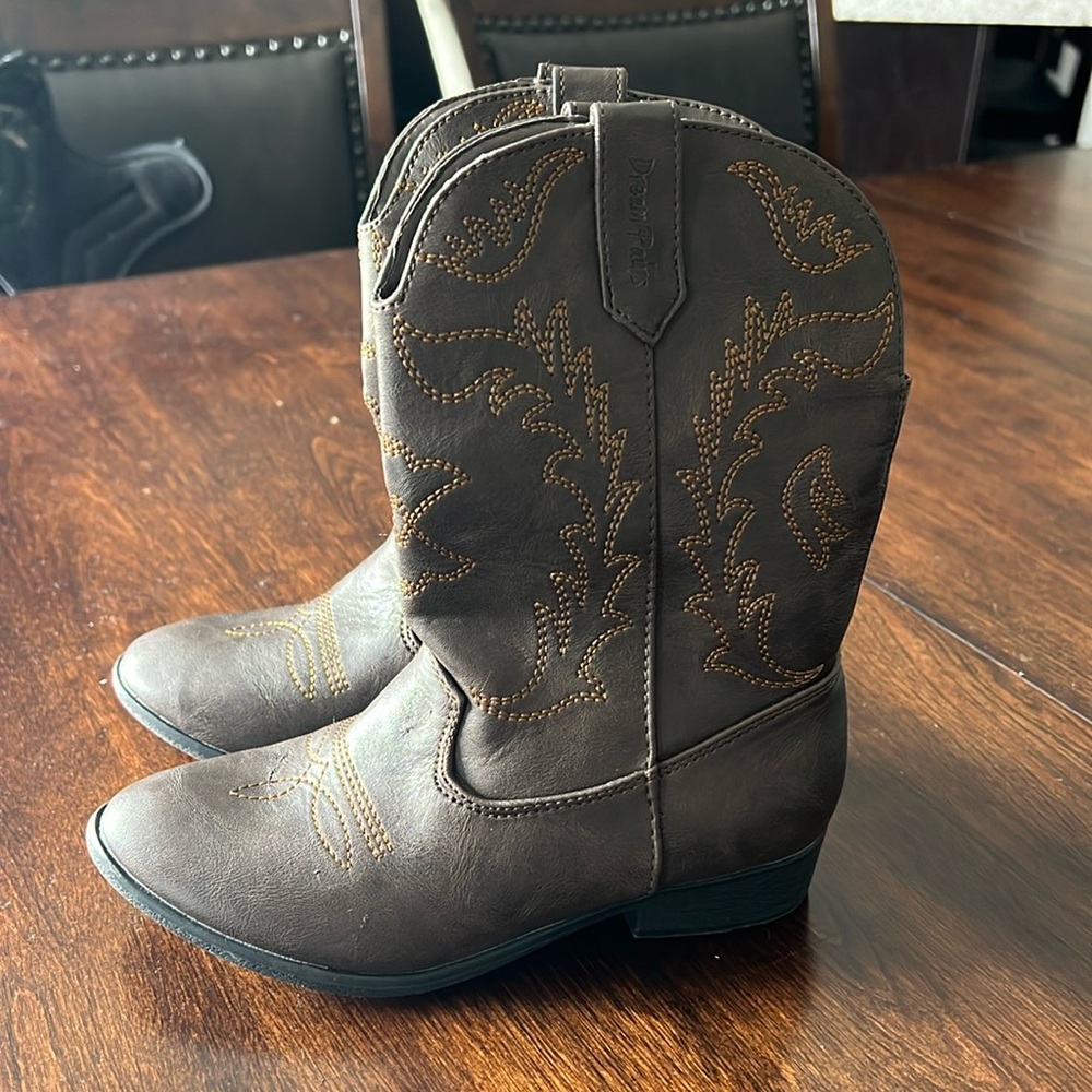 Kids boots size 1